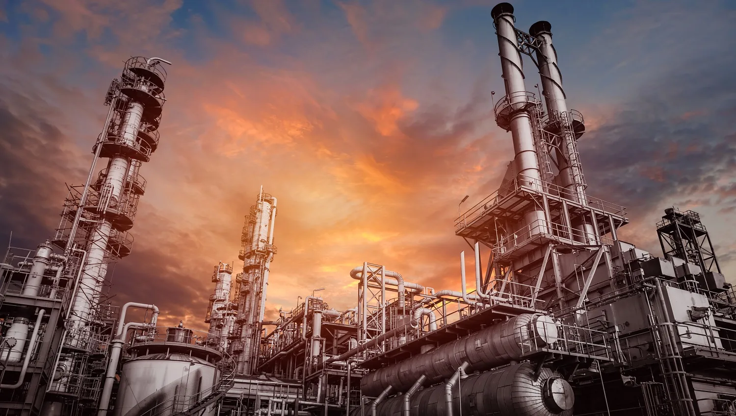 Planta industrial de generación eléctrica al atardecer