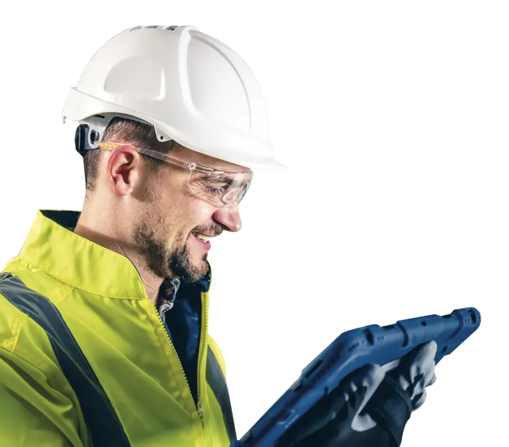 Ingeniero de Comcast Energy revisando una tablet durante una inspección en sitio