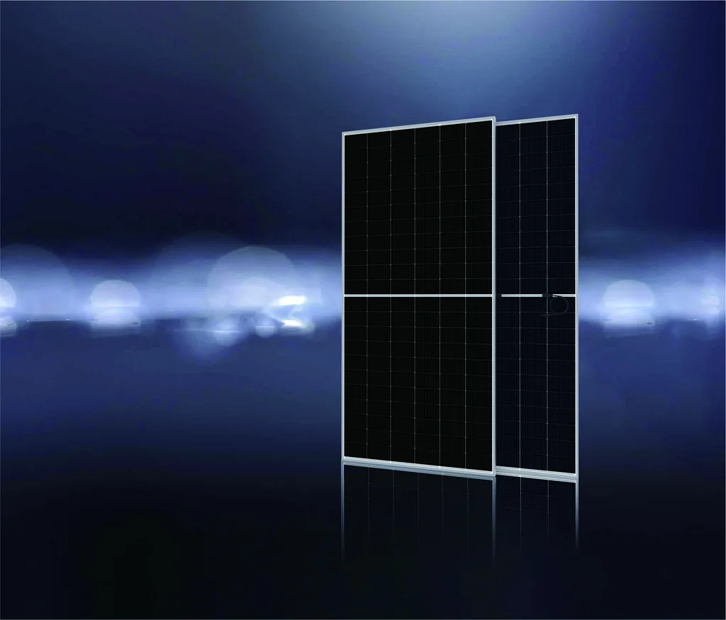 Dos paneles solares bifaciales Talesun BIPRO TM3G66M de 620 y 630 W sobre fondo azul, imagen de producto
