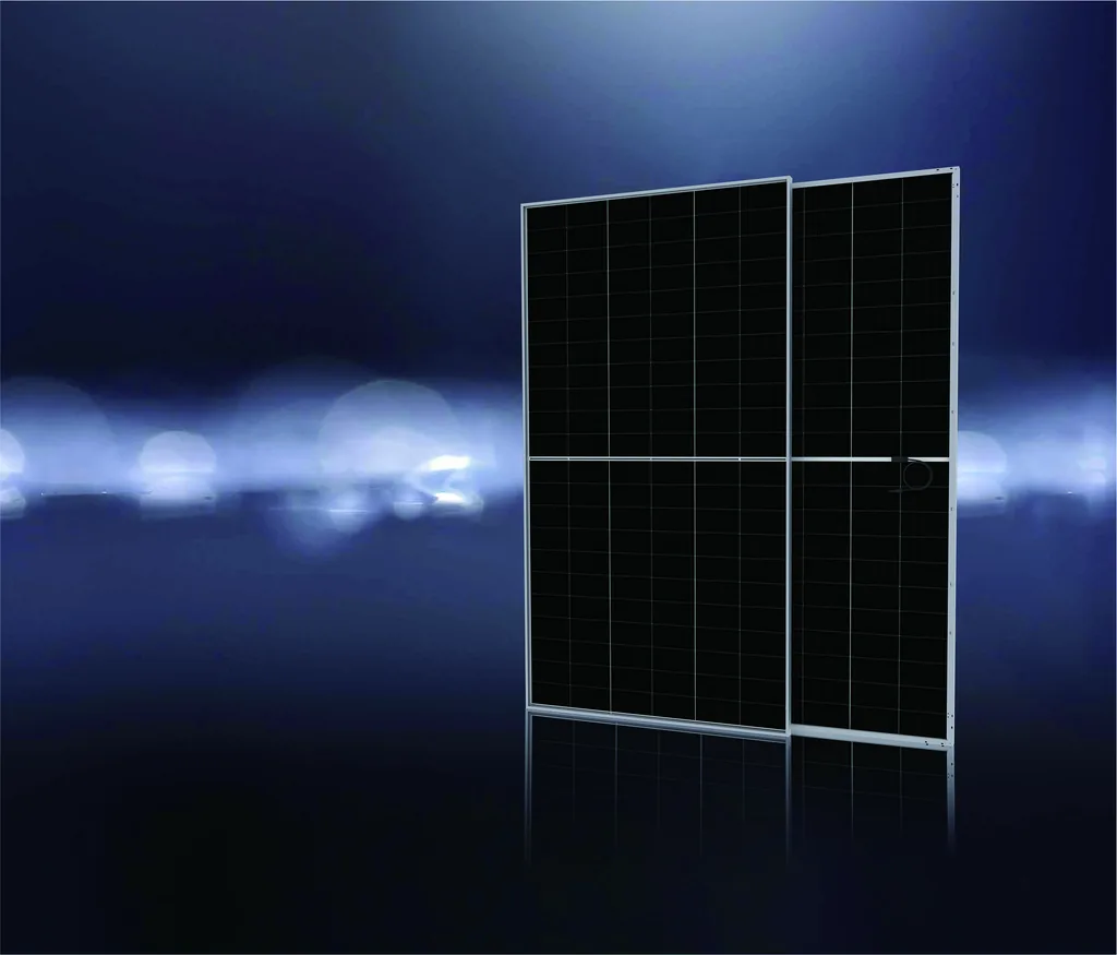 Dos paneles solares bifaciales Talesun BIPRO TM8G66M de 725 W sobre fondo azul, imagen de producto
