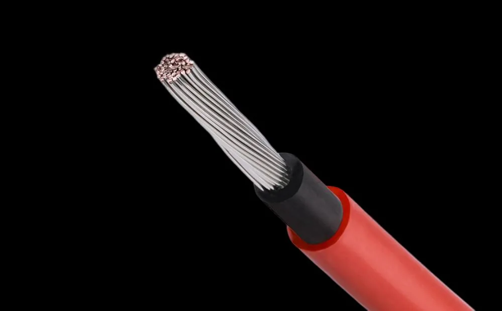 Extremo de un cable fotovoltaico rojo con los hilos de cobre a la vista, imagen de producto