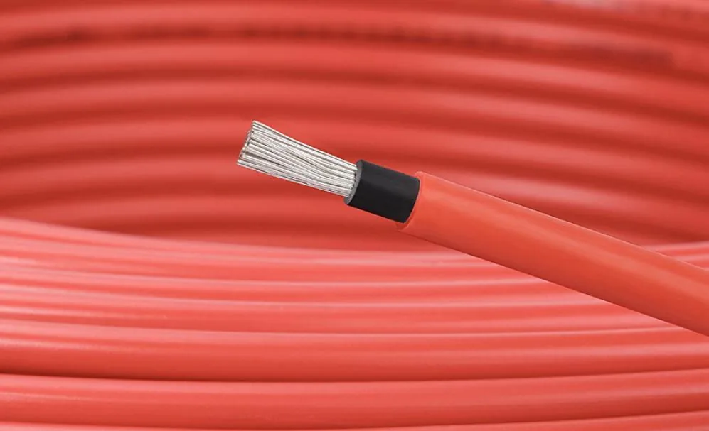 Bobina de cable fotovoltaico rojo con el conductor de cobre a la vista, imagen de producto