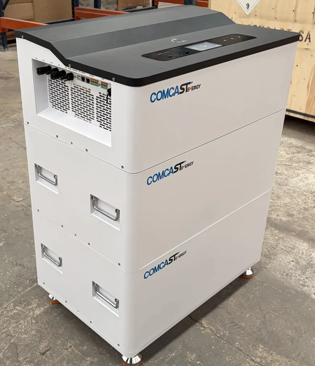 Sistema todo en uno Comcast Energy CEG-IVP: inversor arriba y módulos de batería apilados sobre ruedas, foto de producto en almacén