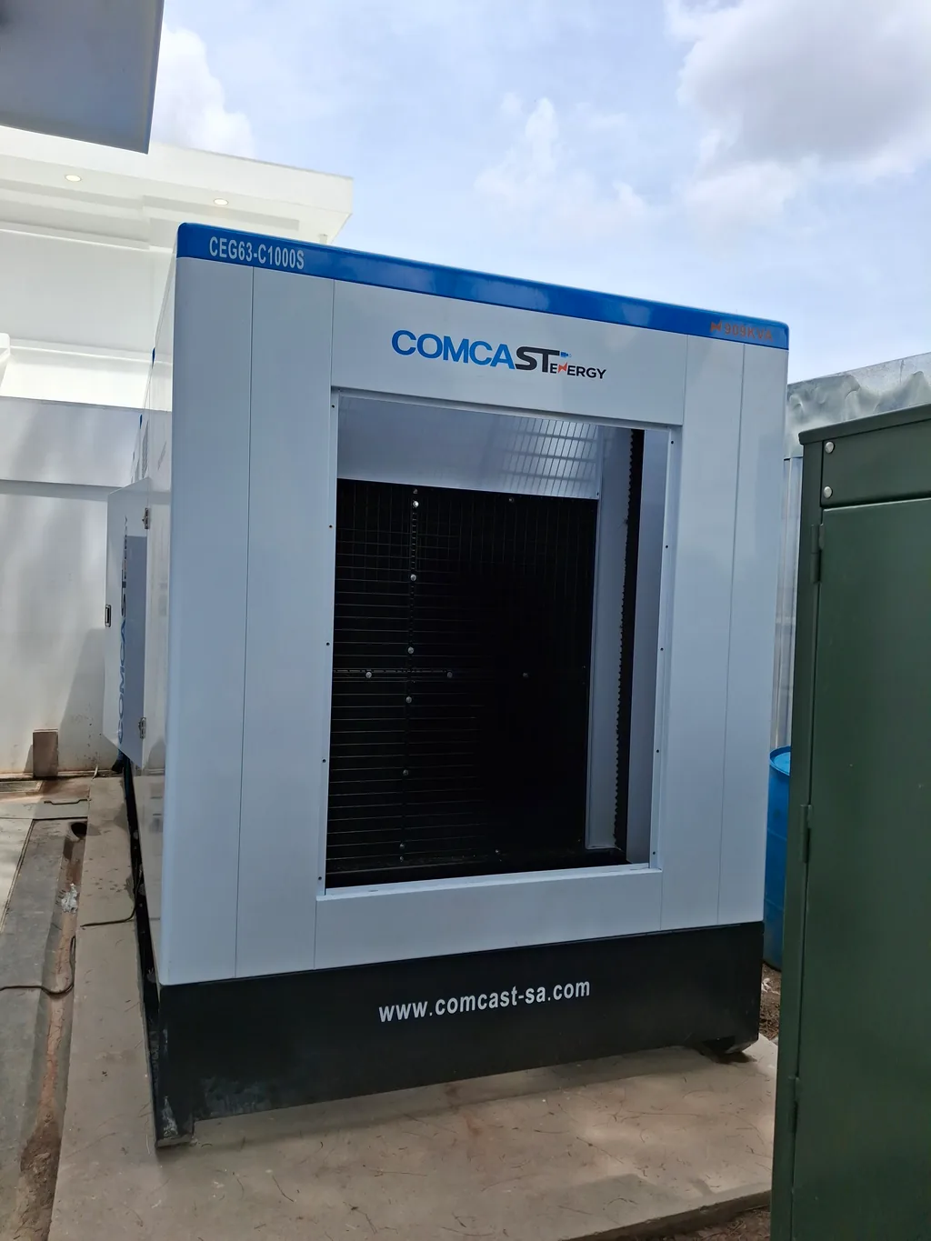 Planta 800 kW instalada, vista del radiador en sitio comercial, modelo CEG63-C1000S de 800 kW