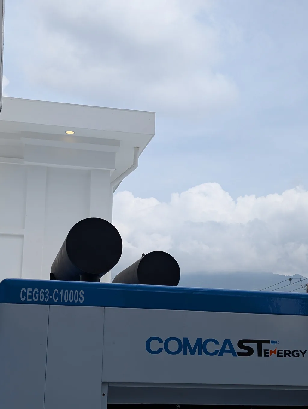 Planta 800 kW con silenciadores de escape contra el cielo