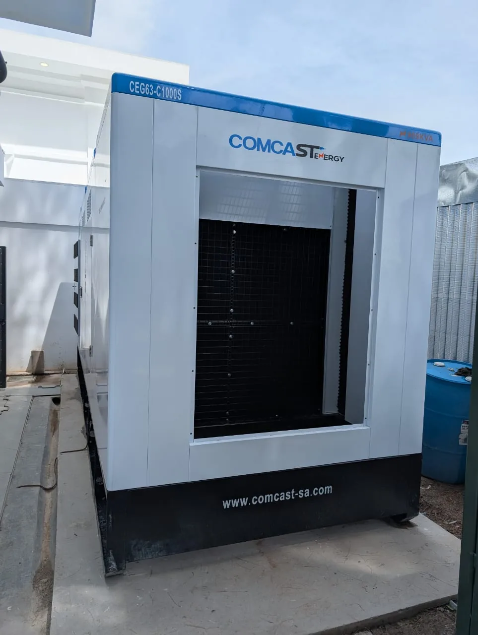 Planta grande instalada, vista del radiador, modelo CEG63-C1000S de 800 kW