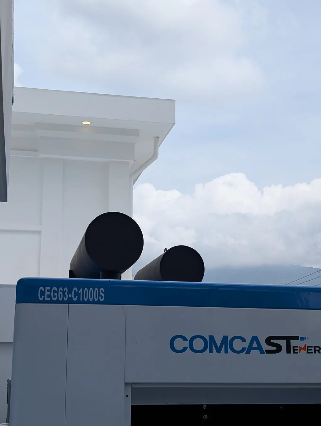 Planta 800 kW con silenciadores de escape contra el cielo, modelo CEG63-C1000S de 800 kW