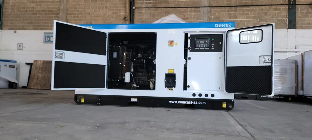 Planta 100 kW con puertas de servicio abiertas en almacén