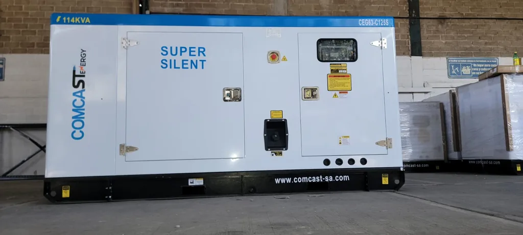 Planta 100 kW Super Silent en almacén, lado de control
