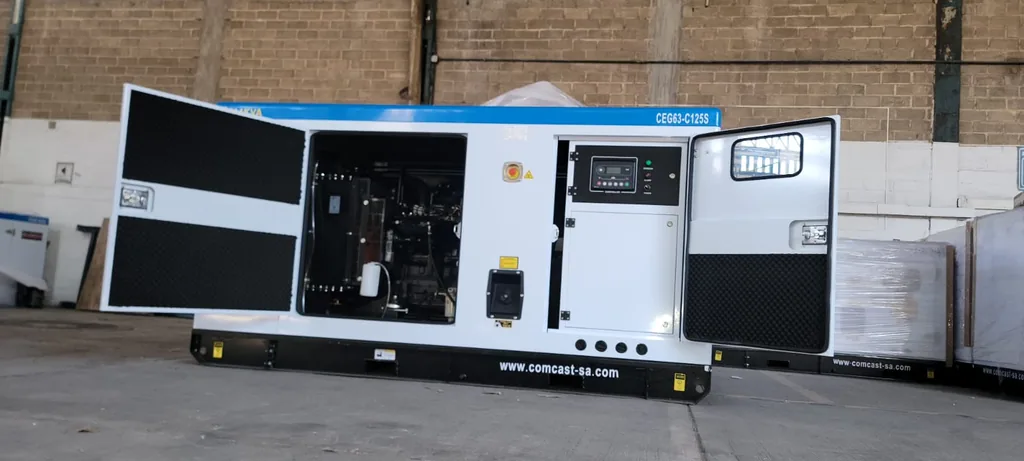 Planta eléctrica Comcast Energy de 100 kW con todas las puertas de servicio abiertas en almacén