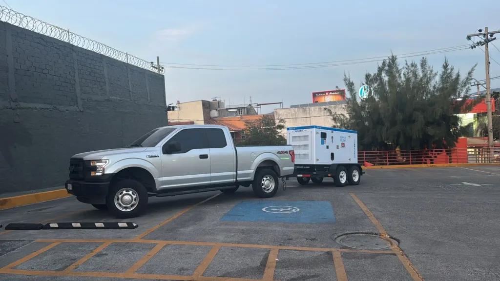 Camioneta remolcando planta montada en remolque