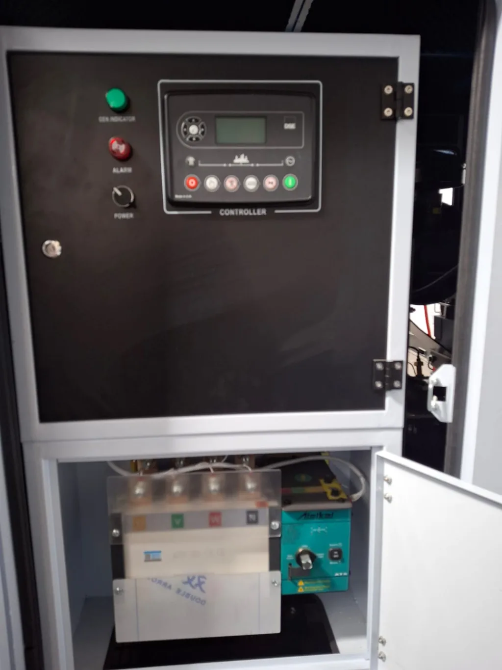 Tablero con controlador DSE y transferencia automática, modelo CEG63-C156S de 125 kW