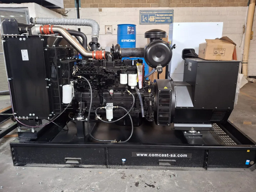 Planta 150 kW tipo abierto sobre bastidor, vista frontal, modelo CEG63-C187S de 150 kW