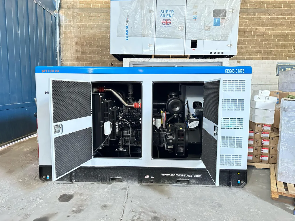 Planta Super Silent con puertas abiertas en almacén nuevo, modelo CEG63-C187S de 150 kW