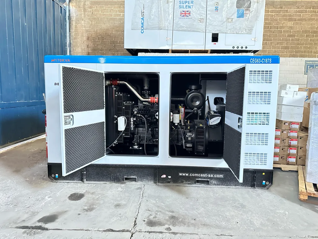 Planta Super Silent con puertas abiertas en almacén nuevo, modelo CEG63-C187S de 150 kW