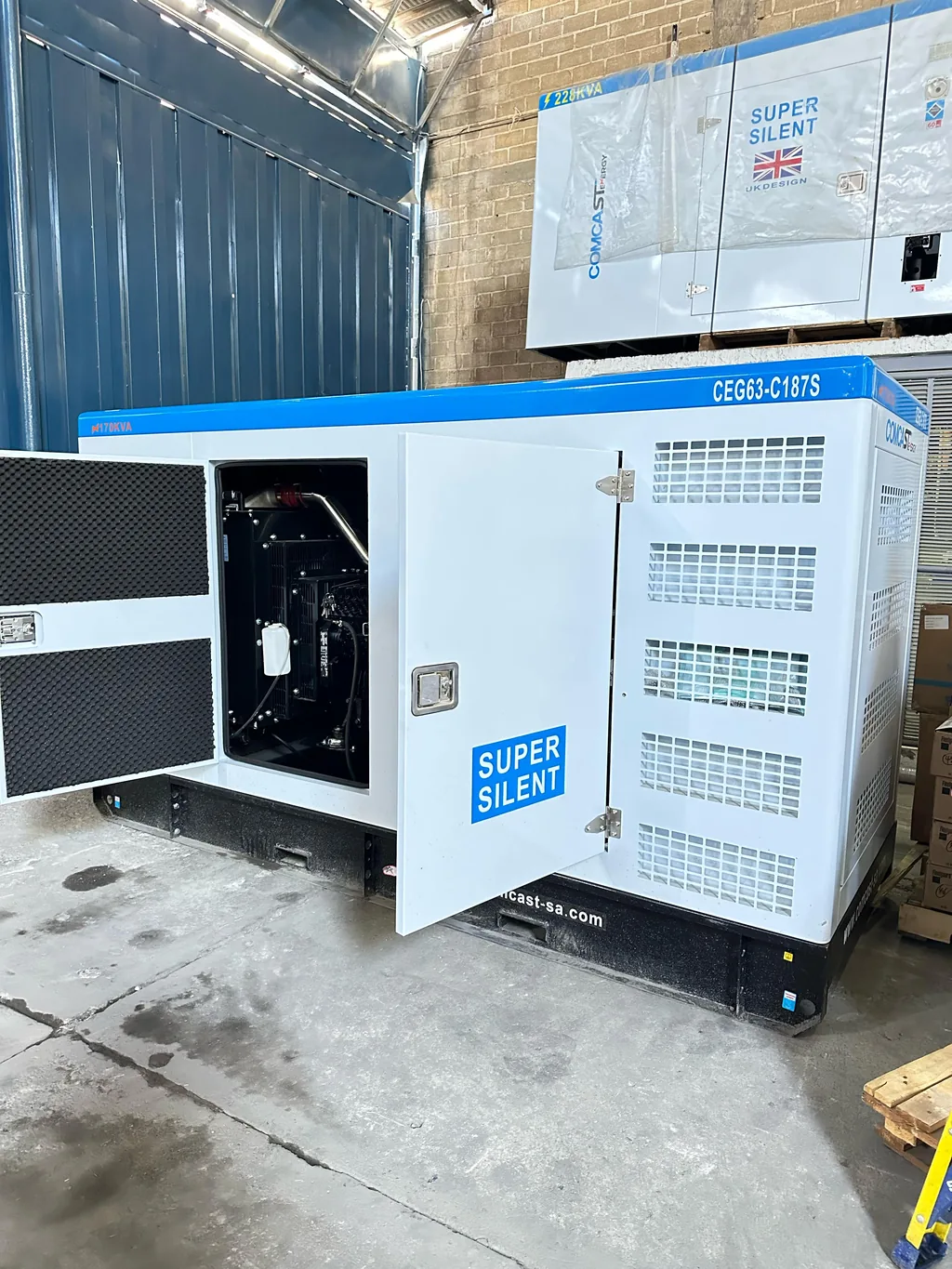 Planta Super Silent con puertas laterales abiertas, modelo CEG63-C187S de 150 kW