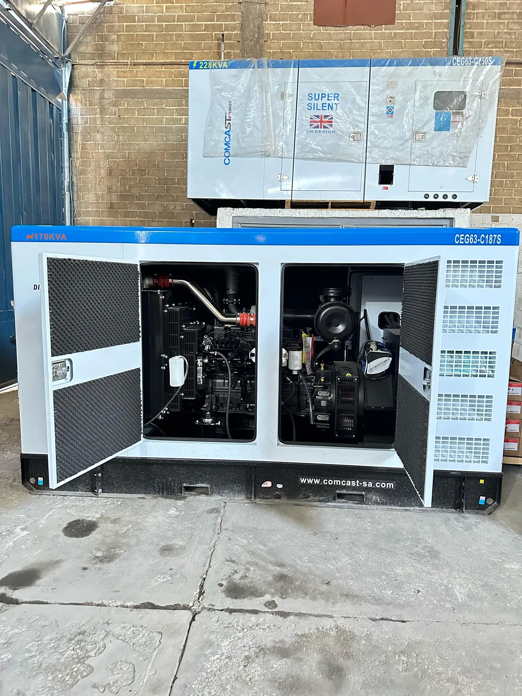 Planta Super Silent con puertas laterales abiertas, modelo CEG63-C187S de 150 kW