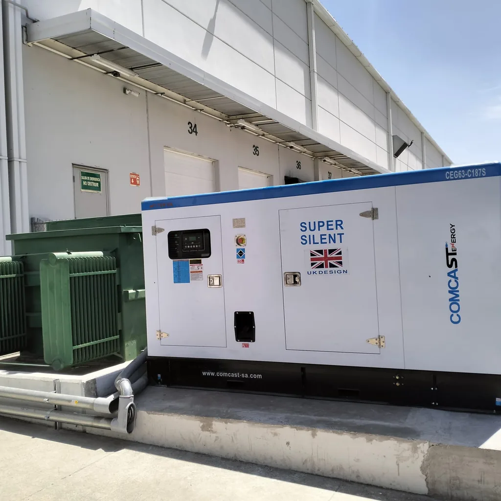 Planta 150 kW Super Silent instalada en andén industrial junto a transformador