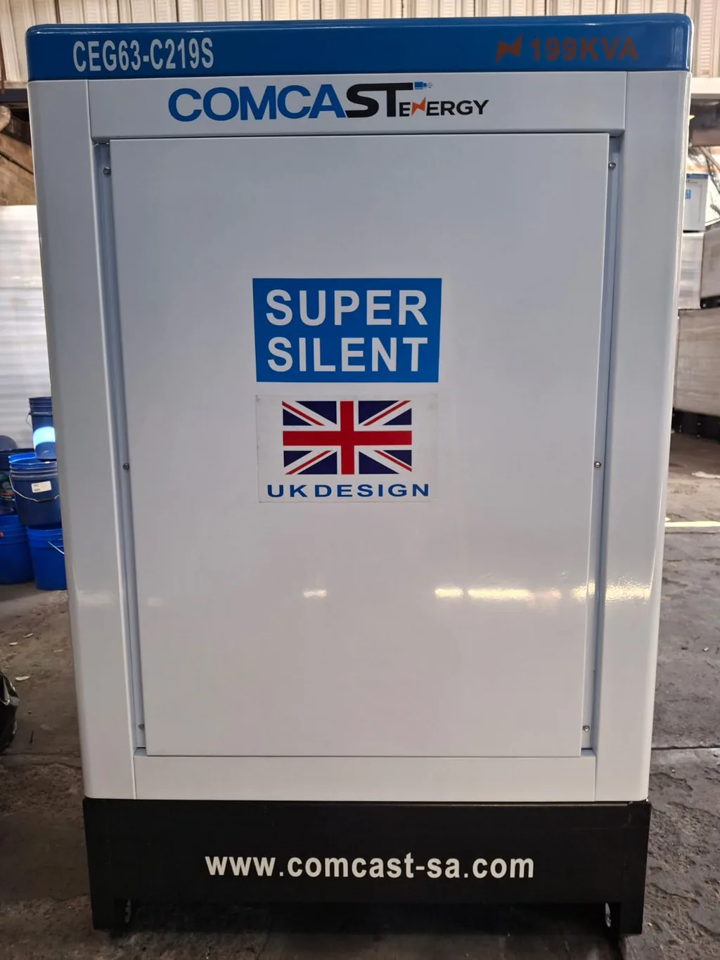 Planta 175 kW, vista lateral con distintivo Super Silent, modelo CEG63-C219S de 175 kW