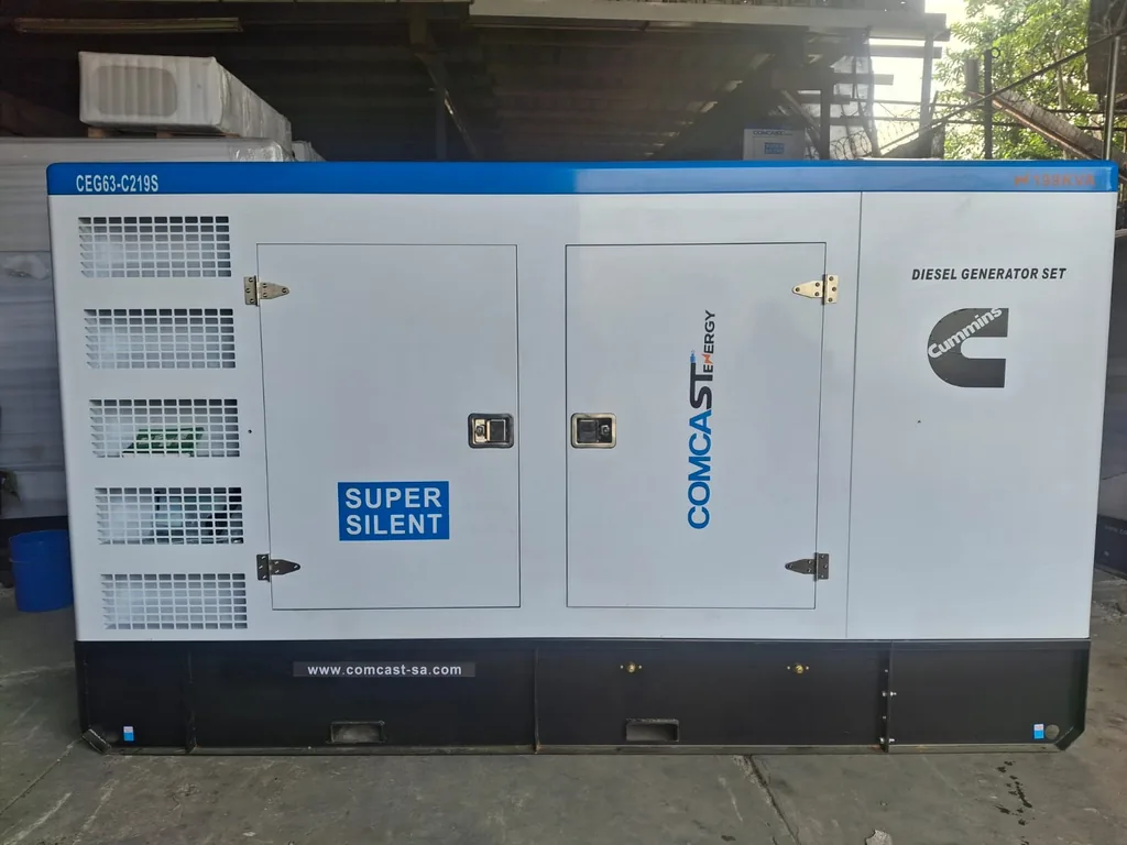 Planta 175 kW Super Silent, lado de servicio con logo Cummins, modelo CEG63-C219S de 175 kW