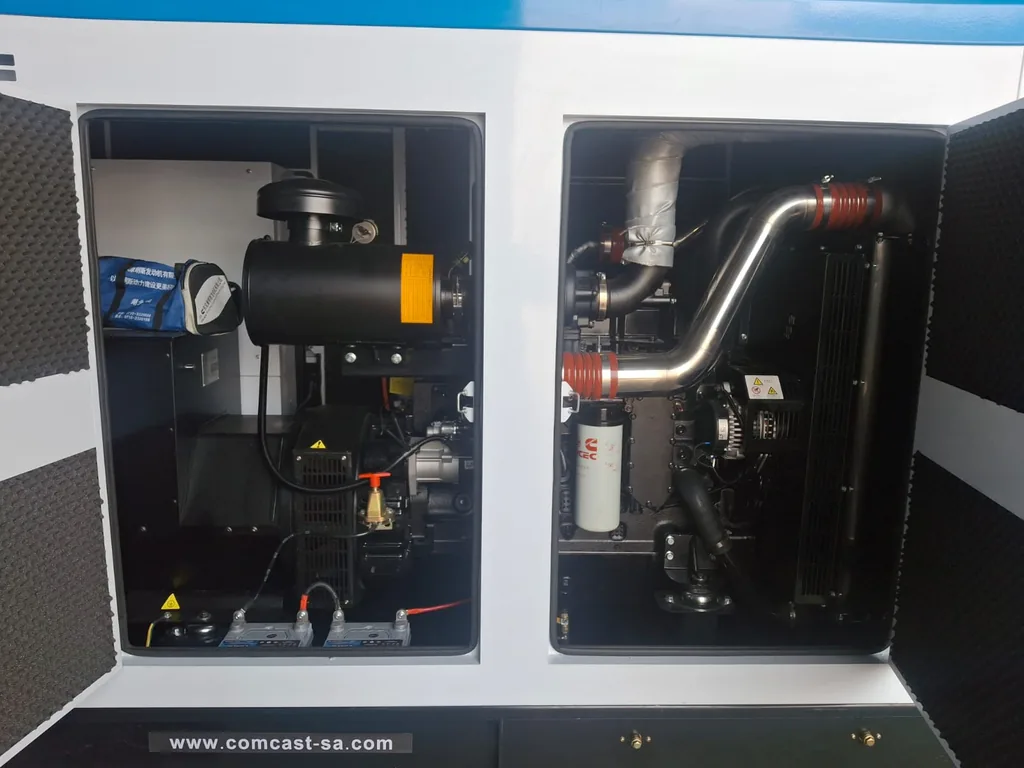 Planta eléctrica Comcast Energy de 175 kW Planta 175 kW con puertas abiertas: alternador y motor