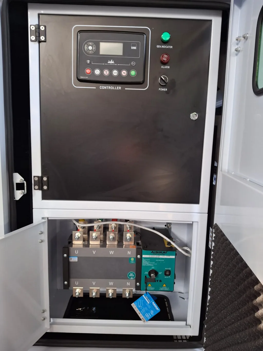 Tablero con controlador y transferencia automática, modelo CEG63-C219S de 175 kW