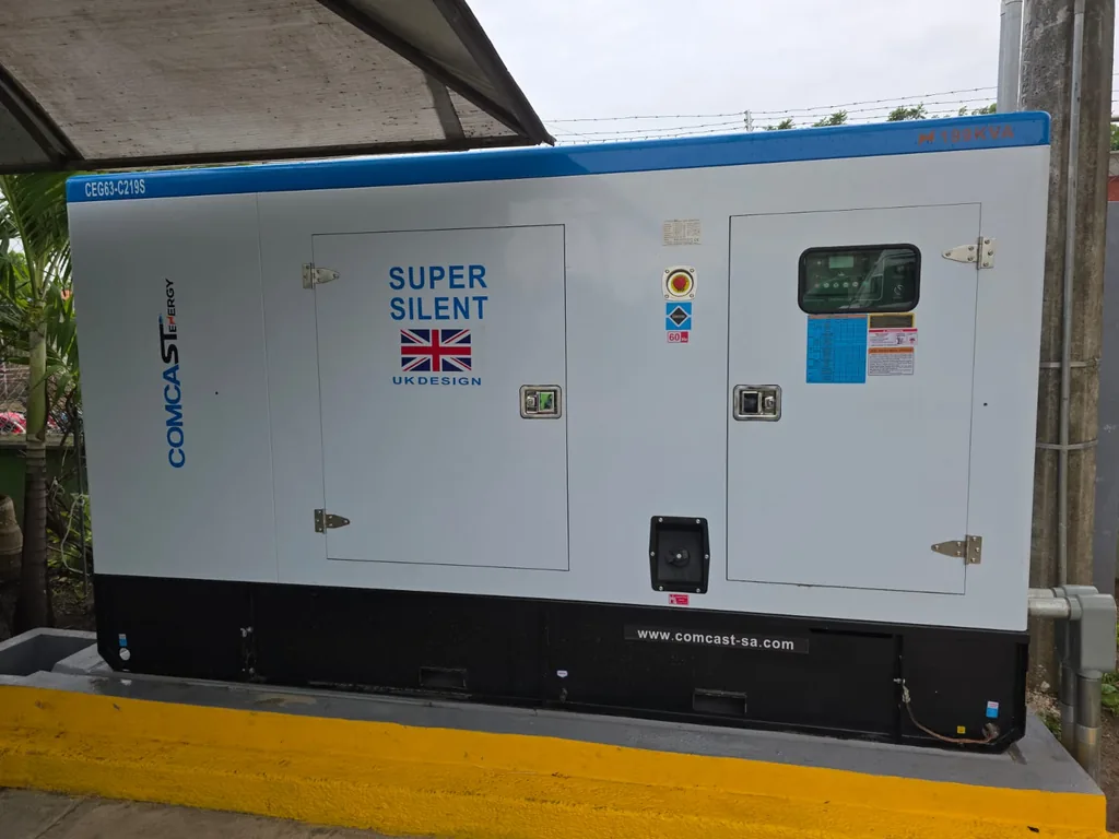 Planta Super Silent instalada bajo techo sobre base señalizada, planta de 175 kW
