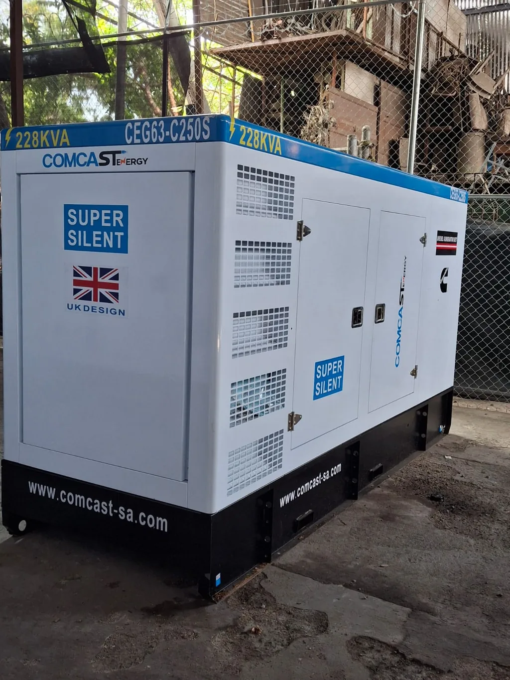 Planta 200 kW, vista 3/4 lateral, modelo CEG63-C250S de 200 kW