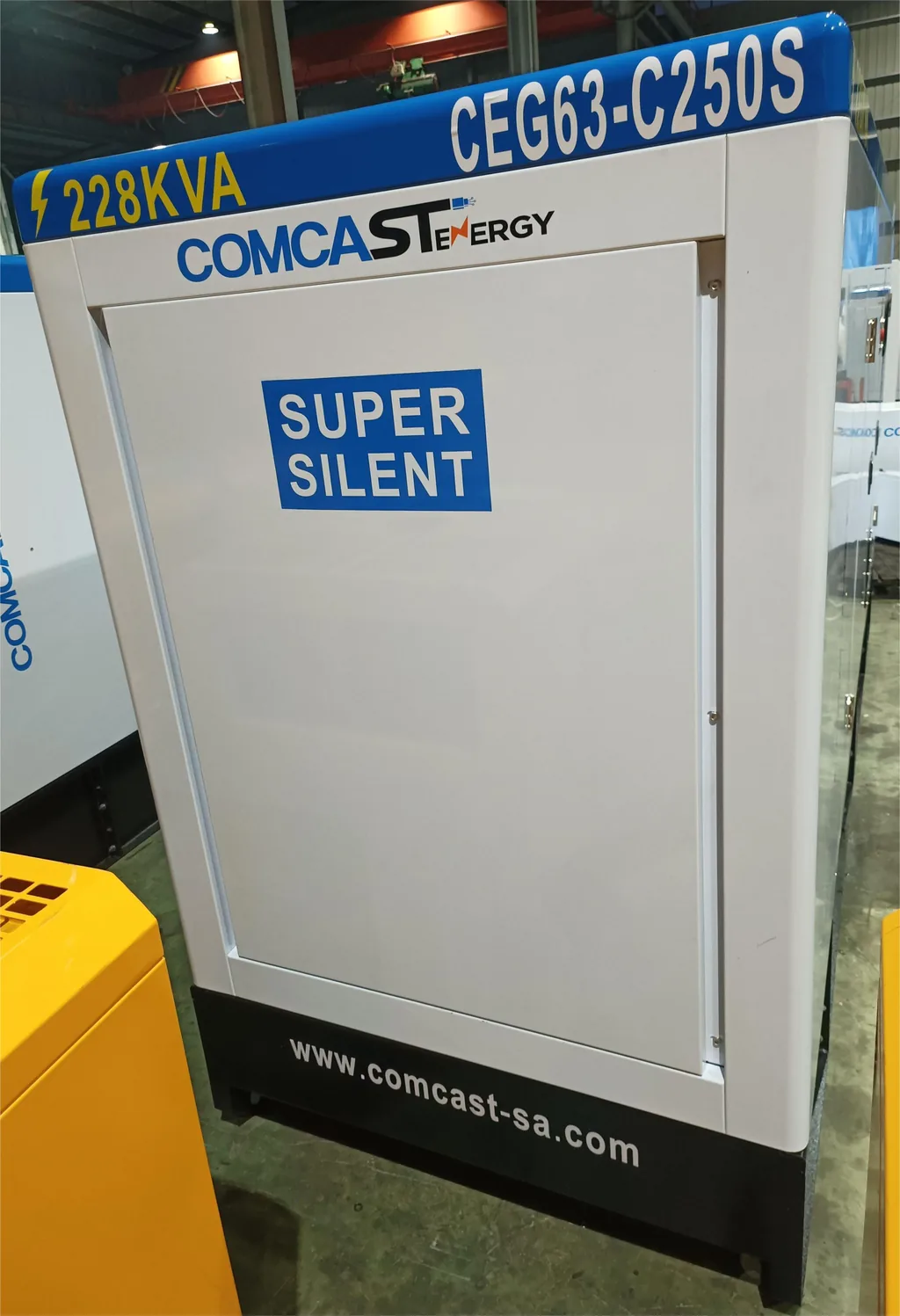 Planta 200 kW, vista lateral con distintivo Super Silent, modelo CEG63-C250S de 200 kW
