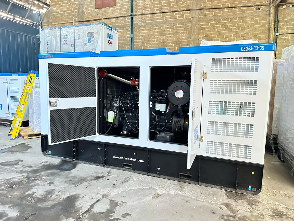 Planta eléctrica Comcast Energy de 250 kW Planta grande con puertas abiertas, lado de control, planta de 250 kW