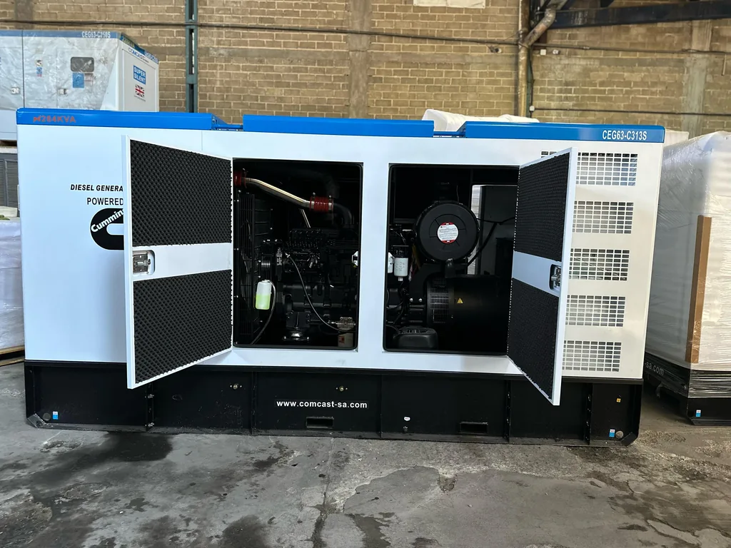 Planta Super Silent con todas las puertas abiertas en almacén nuevo, planta de 250 kW
