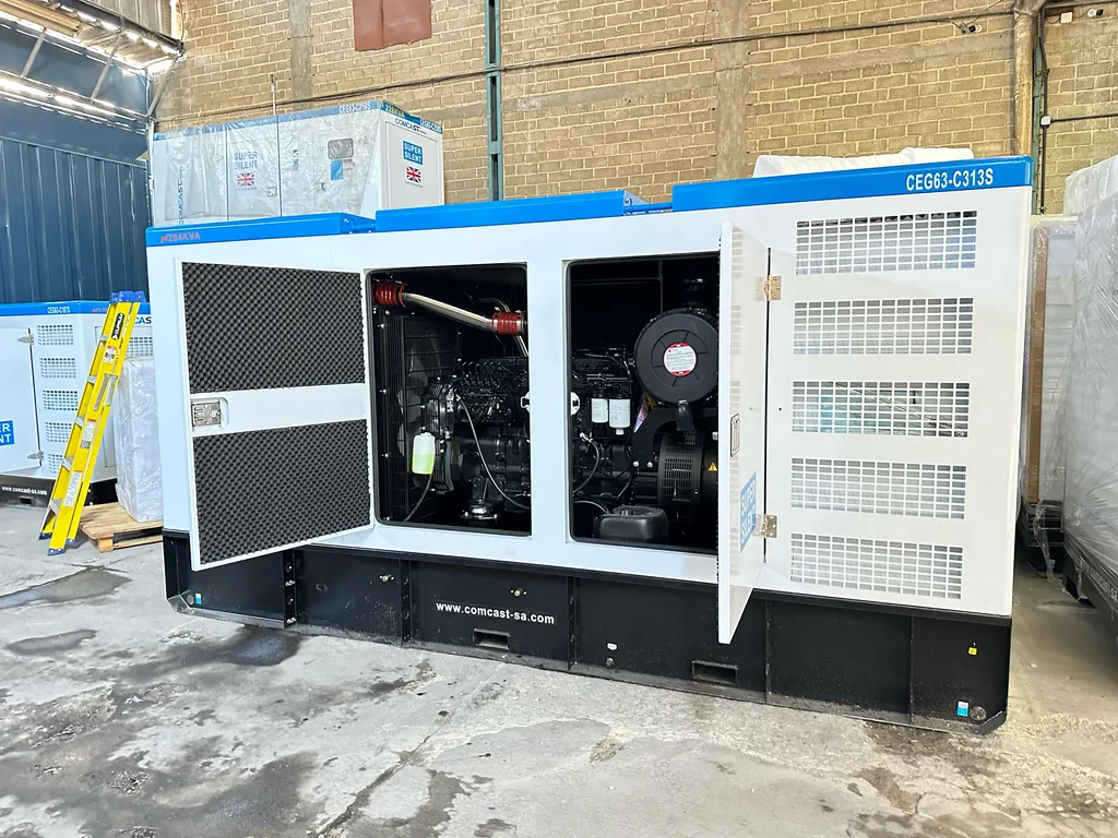 Planta Super Silent con puertas abiertas en almacén nuevo, planta de 250 kW