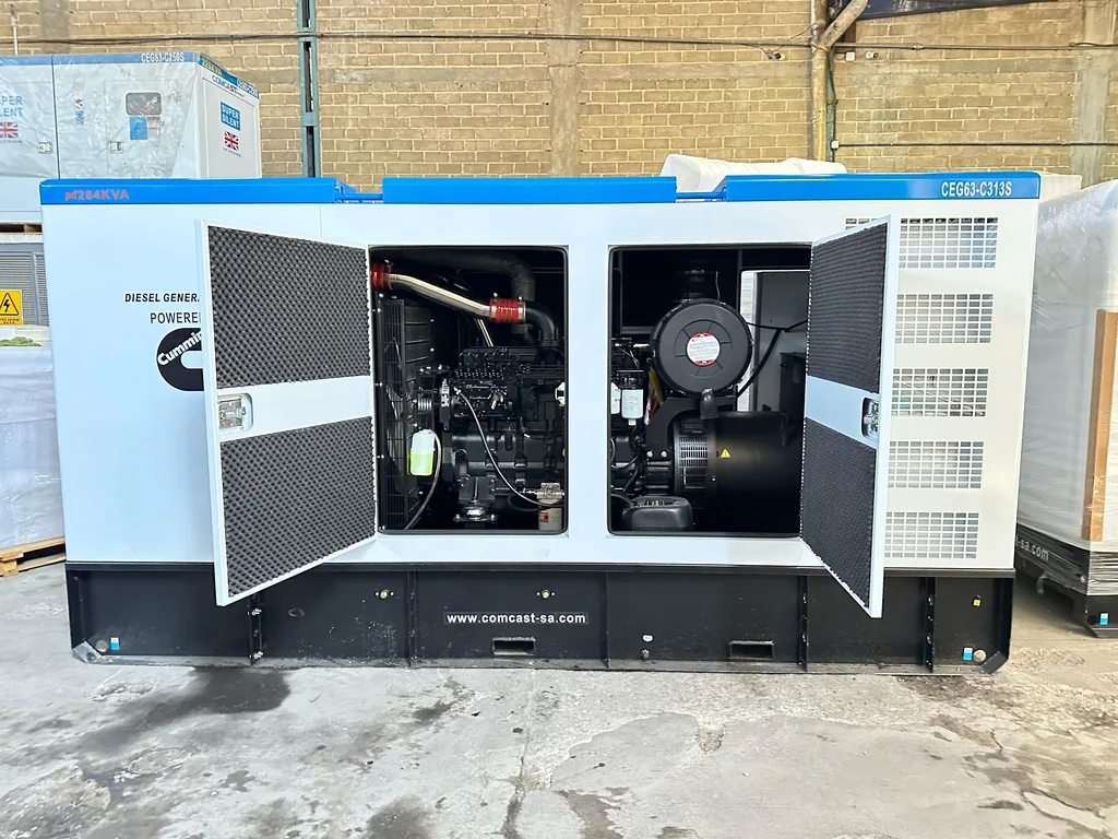 Planta Super Silent con todas las puertas abiertas en almacén nuevo, planta de 250 kW