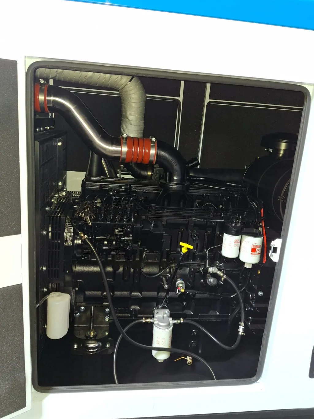 Acercamiento al motor Cummins, modelo CEG63-C375S de 300 kW