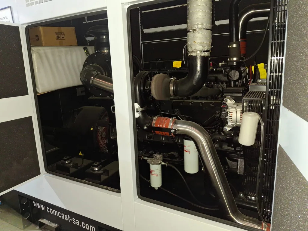 Compartimiento del motor de planta 300 kW, modelo CEG63-C375S de 300 kW