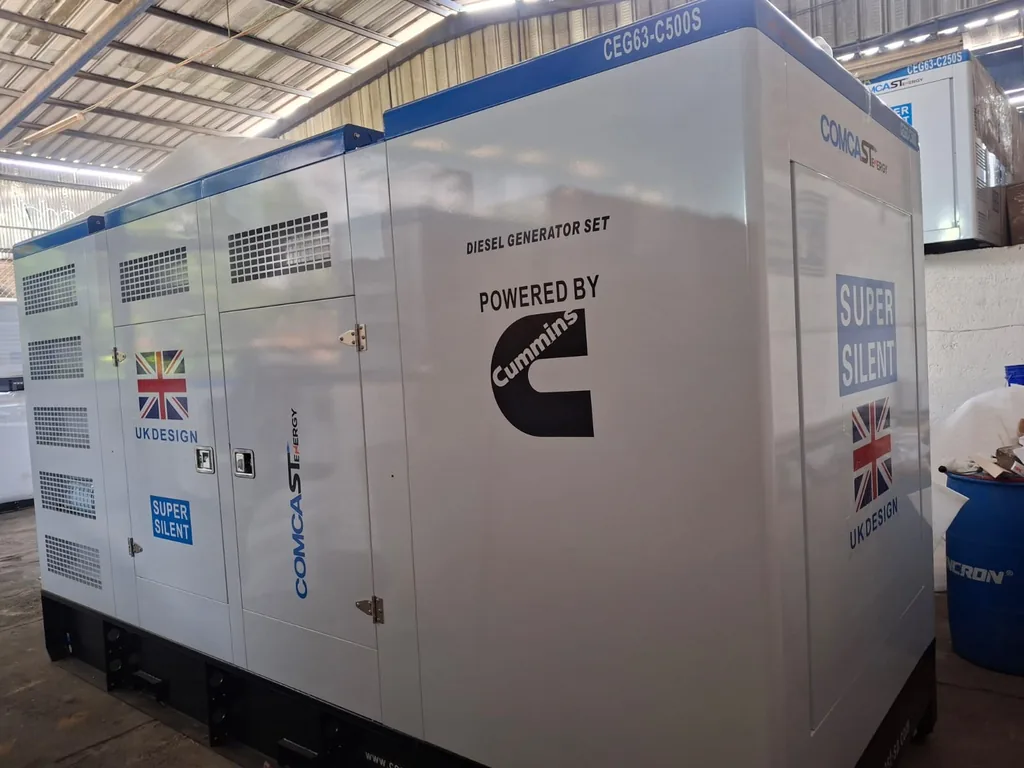 Planta 400 kW Super Silent con logo Cummins en almacén, modelo CEG63-C500S de 400 kW