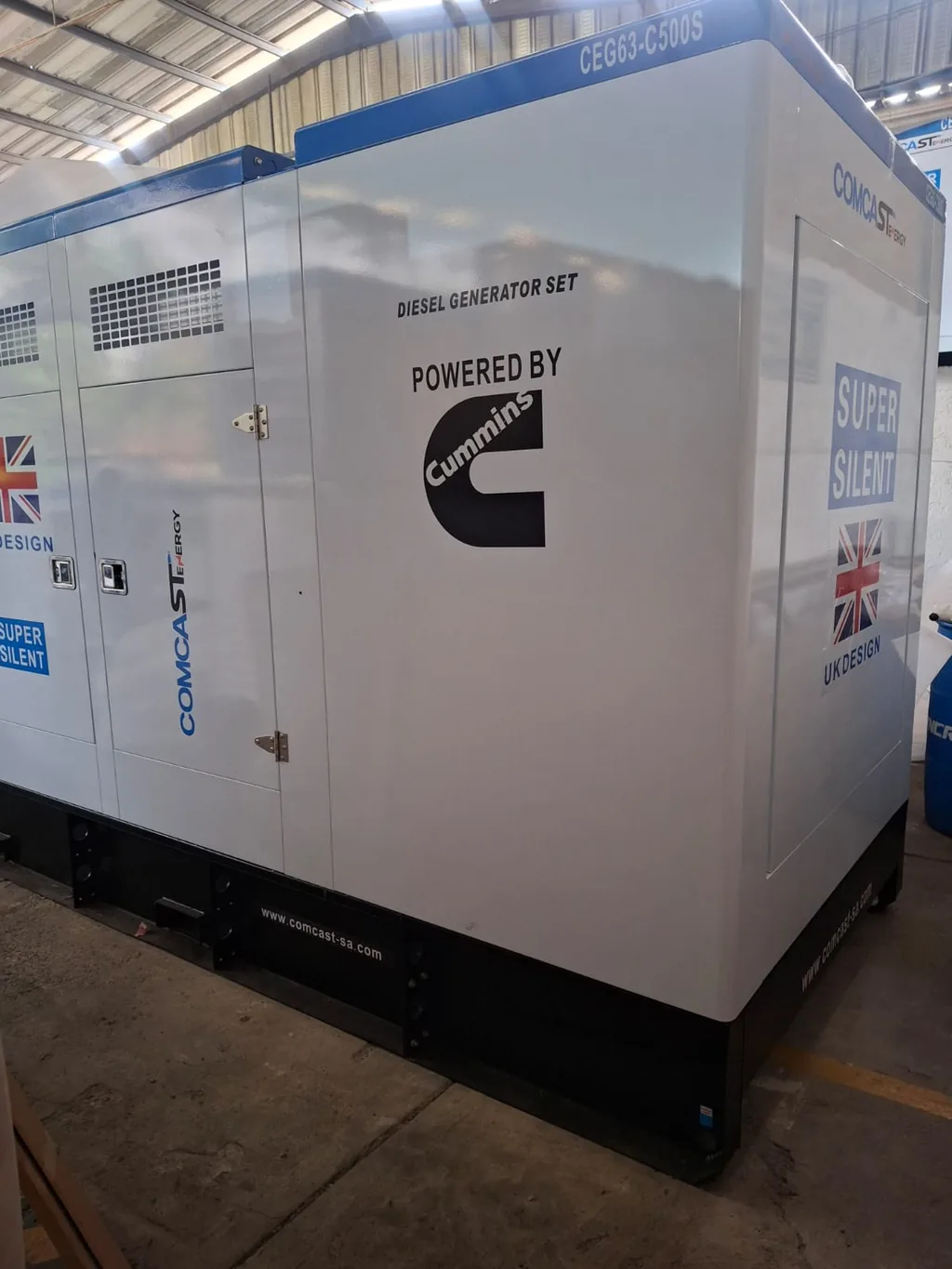 Planta 400 kW, vista 3/4 con logo Cummins, modelo CEG63-C500S de 400 kW