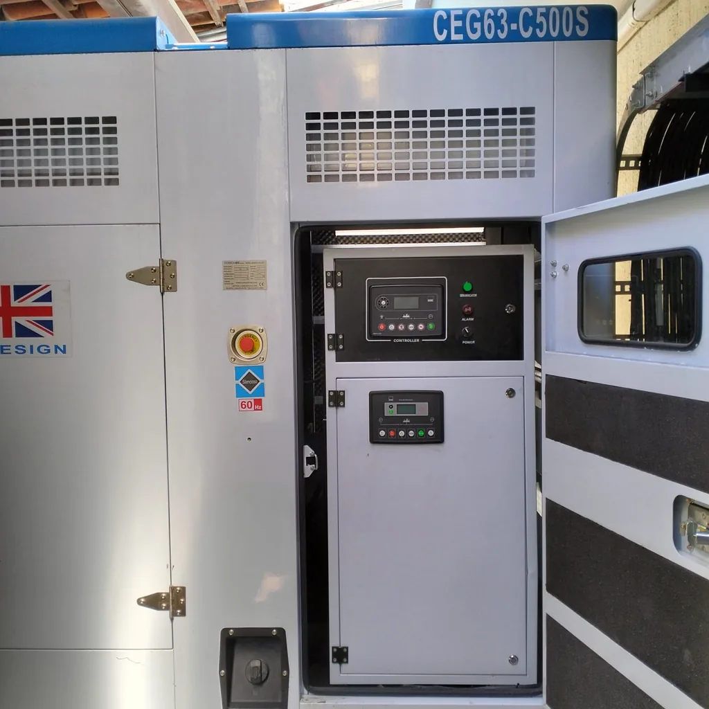 Planta 400 kW con puerta de control abierta, modelo CEG63-C500S de 400 kW
