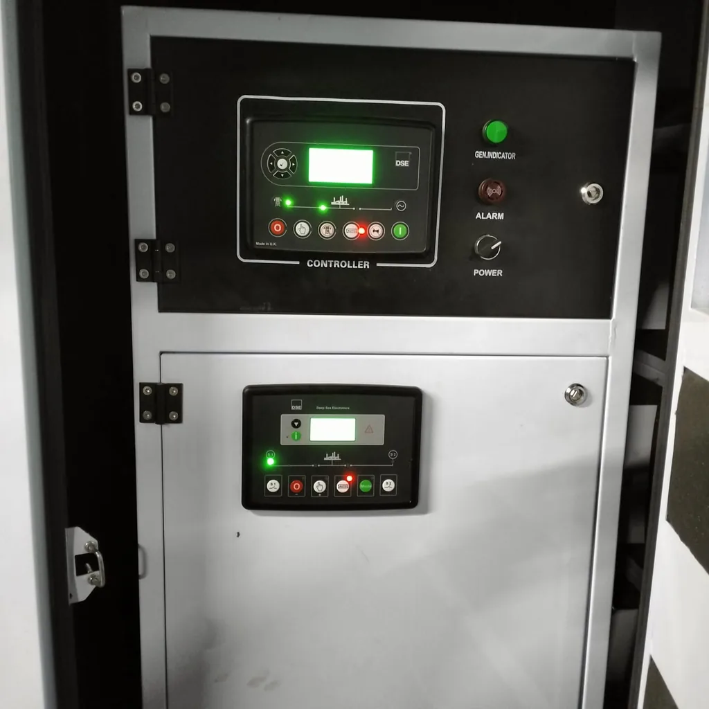 Controladores en operación con pantalla encendida, planta de 400 kW