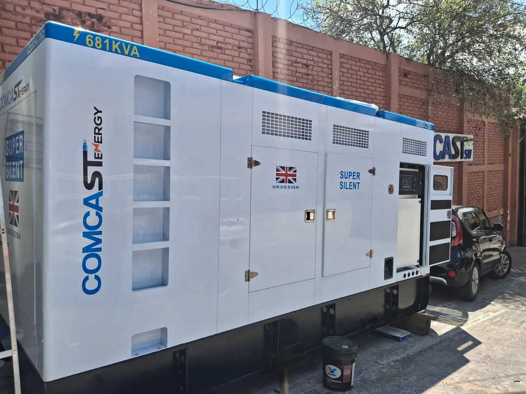 Planta 600 kW Super Silent, vista 3/4 en patio, modelo CEG63-C750S de 600 kW