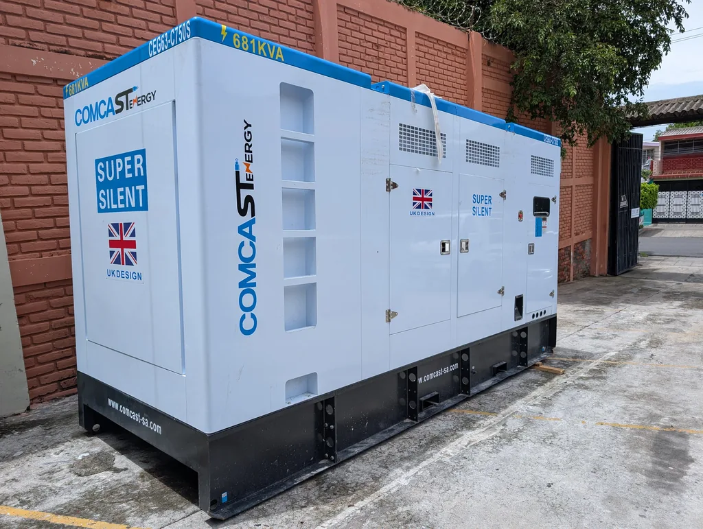 Planta de emergencia Comcast Super Silent de gran capacidad, vista 3/4, planta de 600 kW