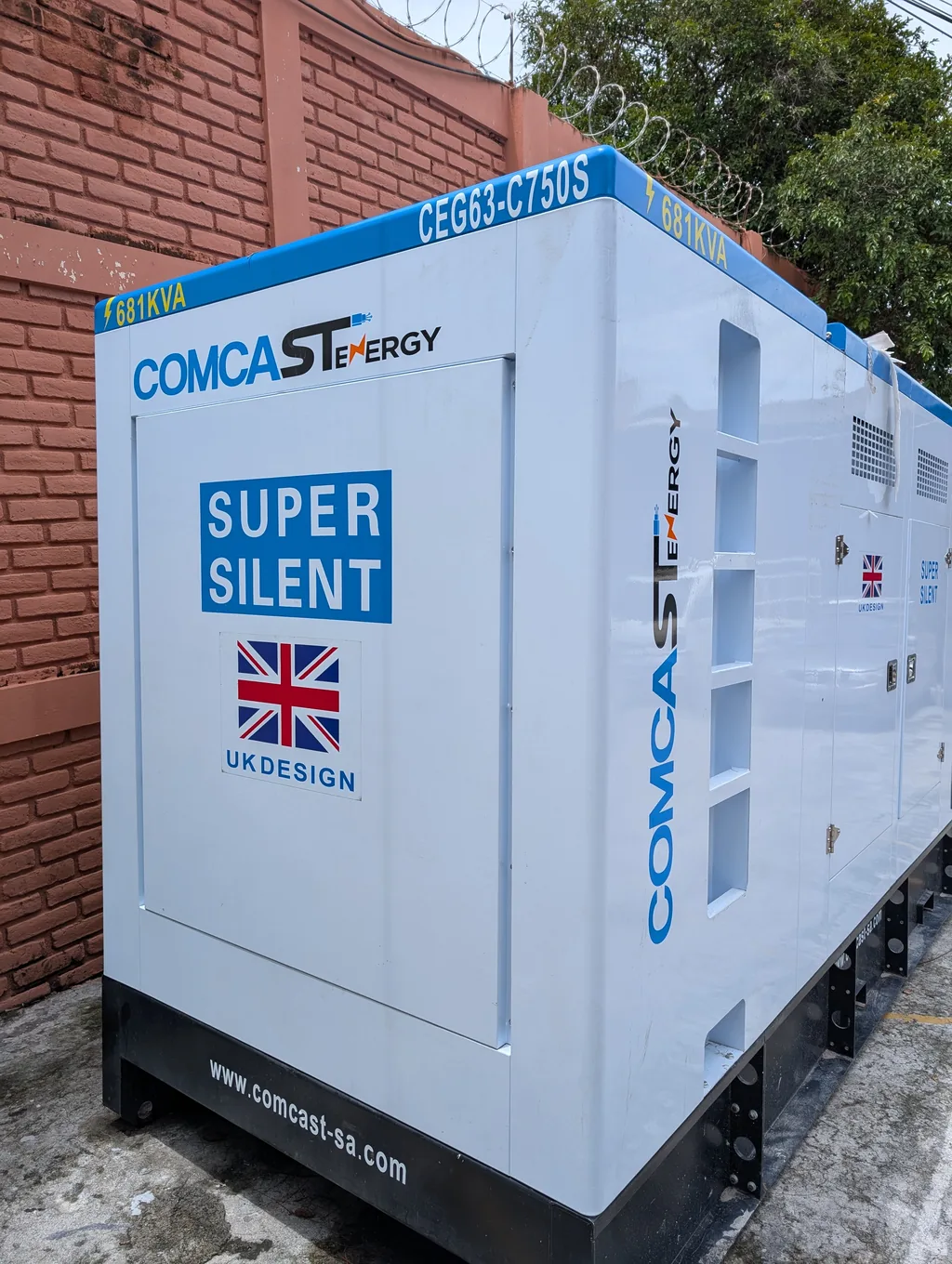 Planta Super Silent de gran capacidad, vista lateral vertical, modelo CEG63-C750S de 600 kW
