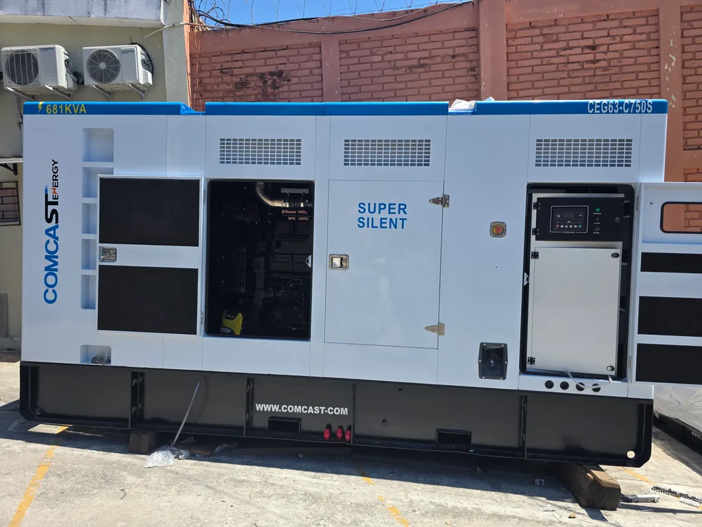 Planta Super Silent grande, vista lateral con puertas abiertas, modelo CEG63-C750S de 600 kW