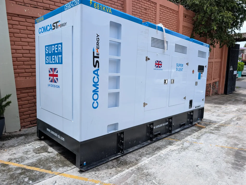 Planta de emergencia Comcast Super Silent de gran capacidad, vista 3/4, planta de 600 kW