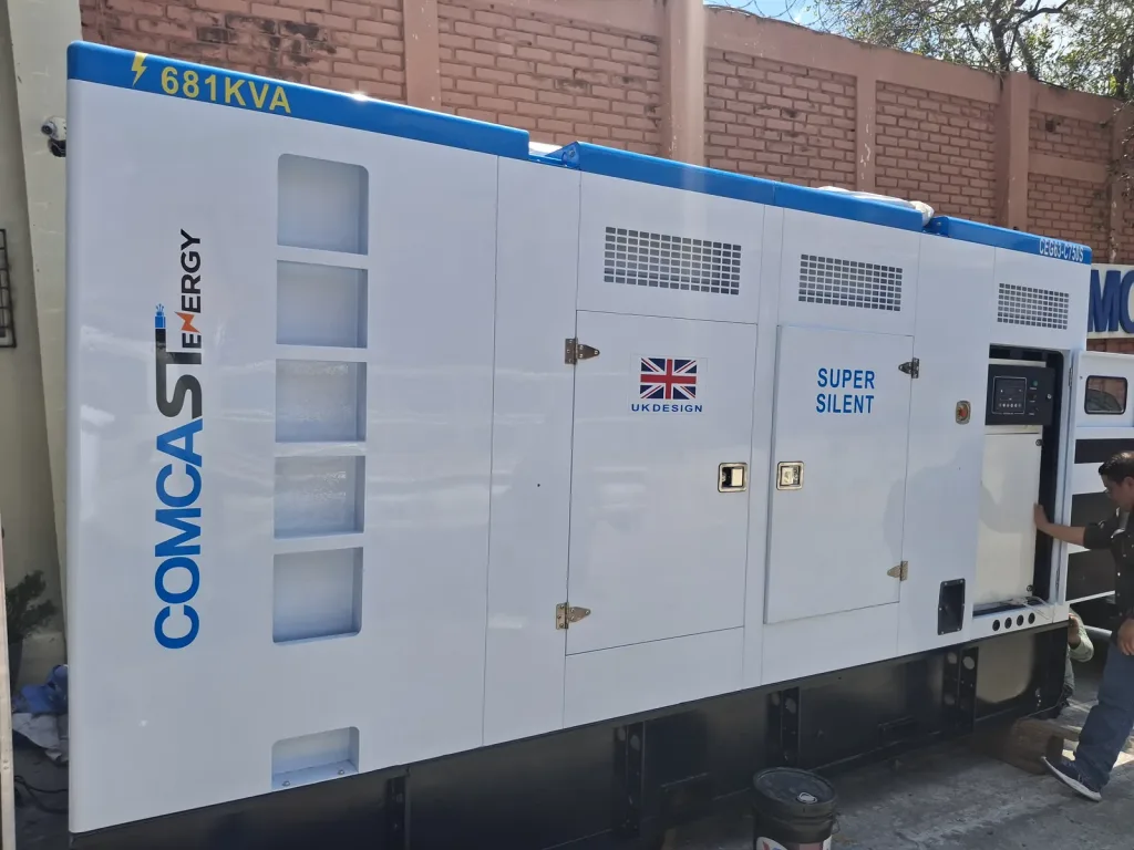 Planta 681 kVA, vista lateral con técnico, 600 kW