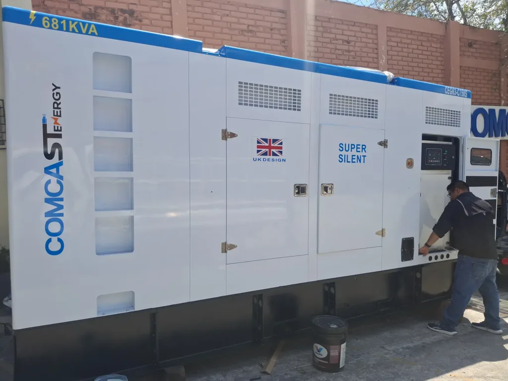 Planta 681 kVA, vista lateral con técnico, 600 kW