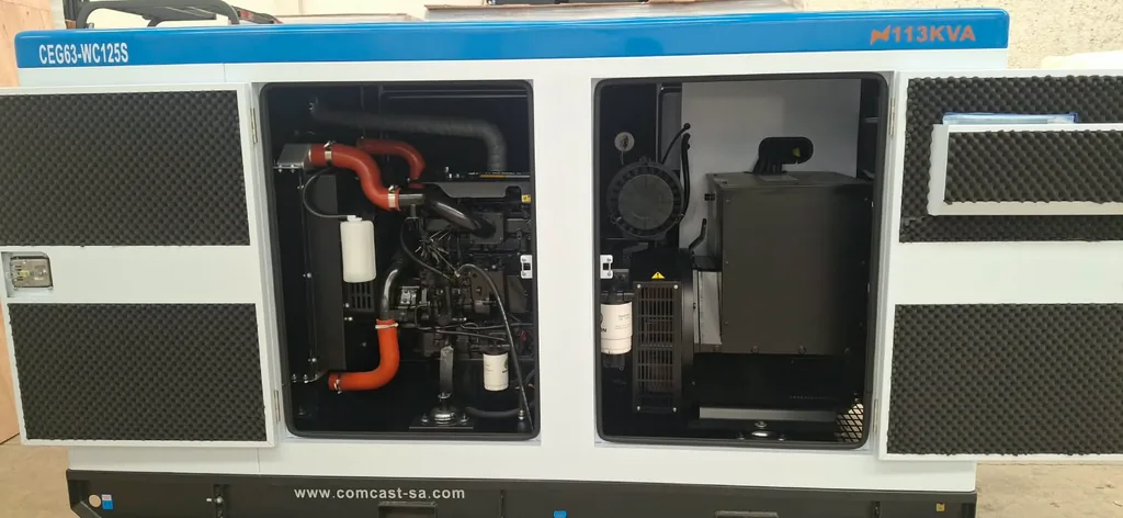 Planta 100 kW Weichai con puertas de servicio abiertas, modelo CEG63-WC125S de 100 kW