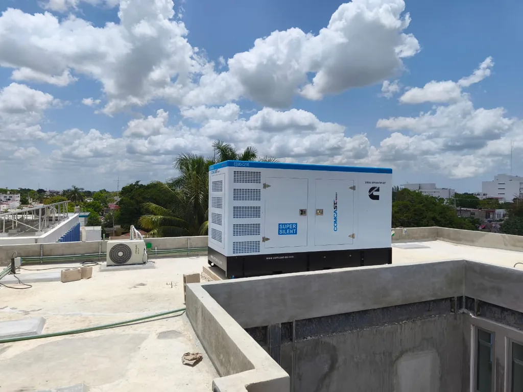 Planta eléctrica Comcast Energy de 175 kW instalada en una azotea con vista a la ciudad