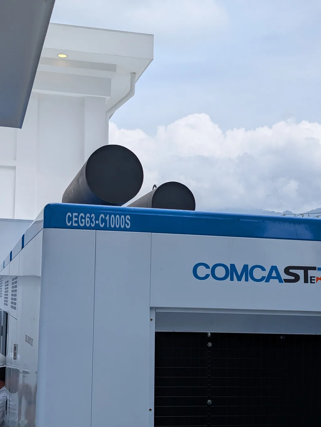 Planta eléctrica Comcast Energy de 800 kW instalada, silenciadores de escape contra el cielo