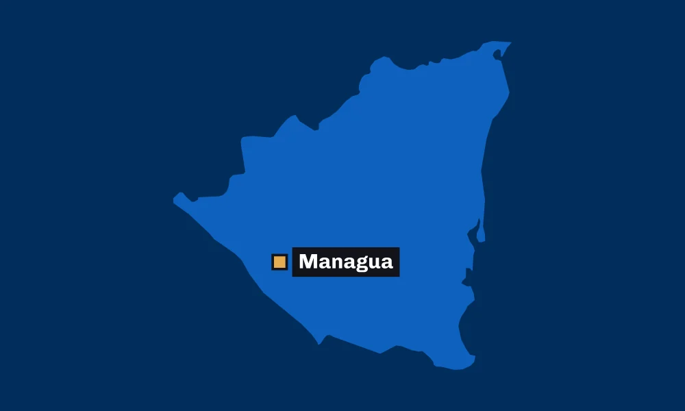 Ilustración Comcast Energy: el gasto de Nicaragua en energía importada subió 58.1% entre enero y abril de 2026, con el mapa y la oficina de Managua